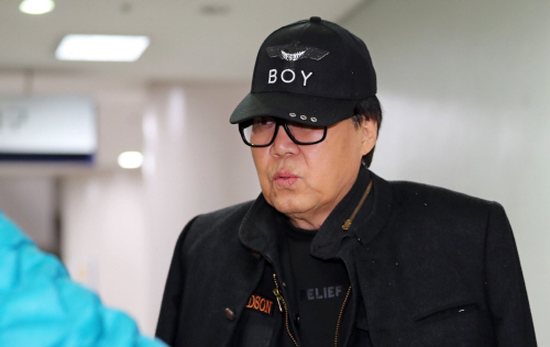 '그림 대작' 조영남, 무죄로 뒤집혀