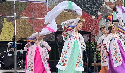 샛별, 노스웨스트 포크라이프 축제서 공연
