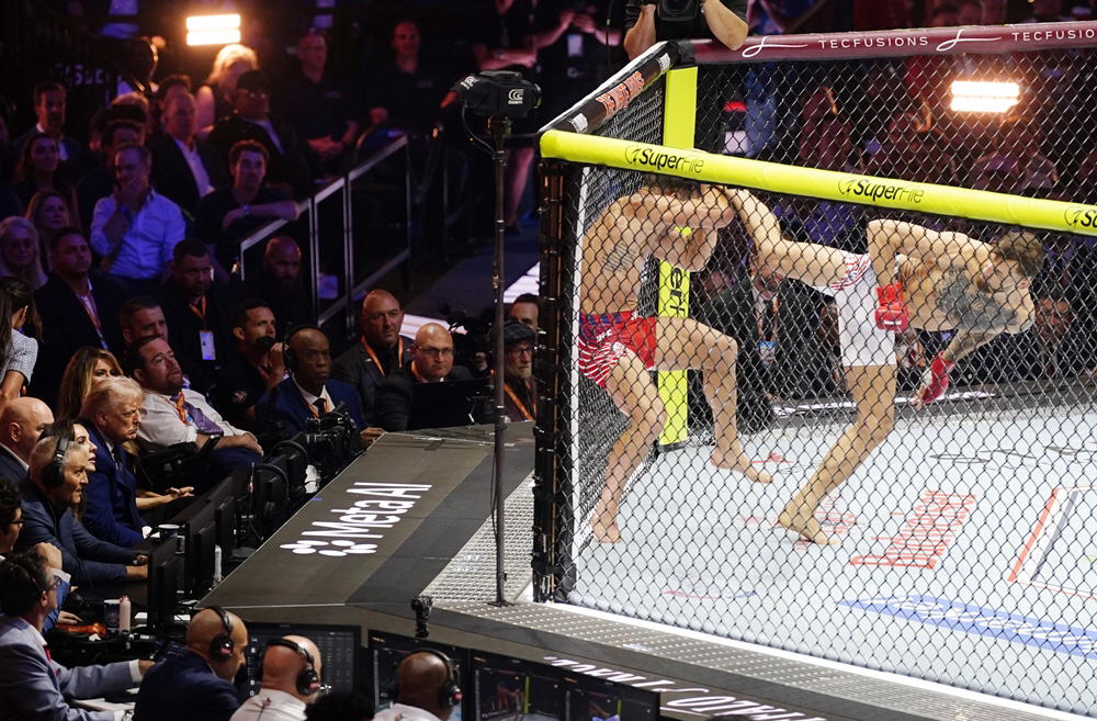 Ʈ���� ������� 14��. ��ǰ� ���� �ܵ�翡�� ���� 'UFC ������ 250' ����Ʈ�� ���츮�ÿ� ���ǿ� ����Ŭ æ�鷯�� ��⸦ �����ϰ� �ִ�. ./EPA ����